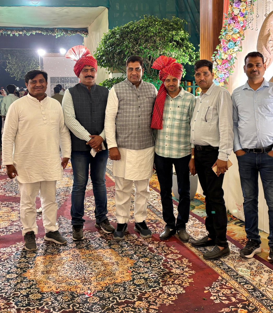 anshuINC's tweet photo. लखनऊ विश्वविद्यालय के पुराने साथी & प्रिय मित्र अरविंद मिश्रा अंशू की बहन श्रुति के प्राणिग्रहण संस्कार में शामिल हुआ और नव दंपति को उज्ज्वल खुशहाल जीवन की शुभकामना दी और पुराने साथियों से मुलाकात हुई ।
#congrulations #happywedding #lucknowuniversity @Lucknowunivpost https://t.co/d5FHT4yNRF