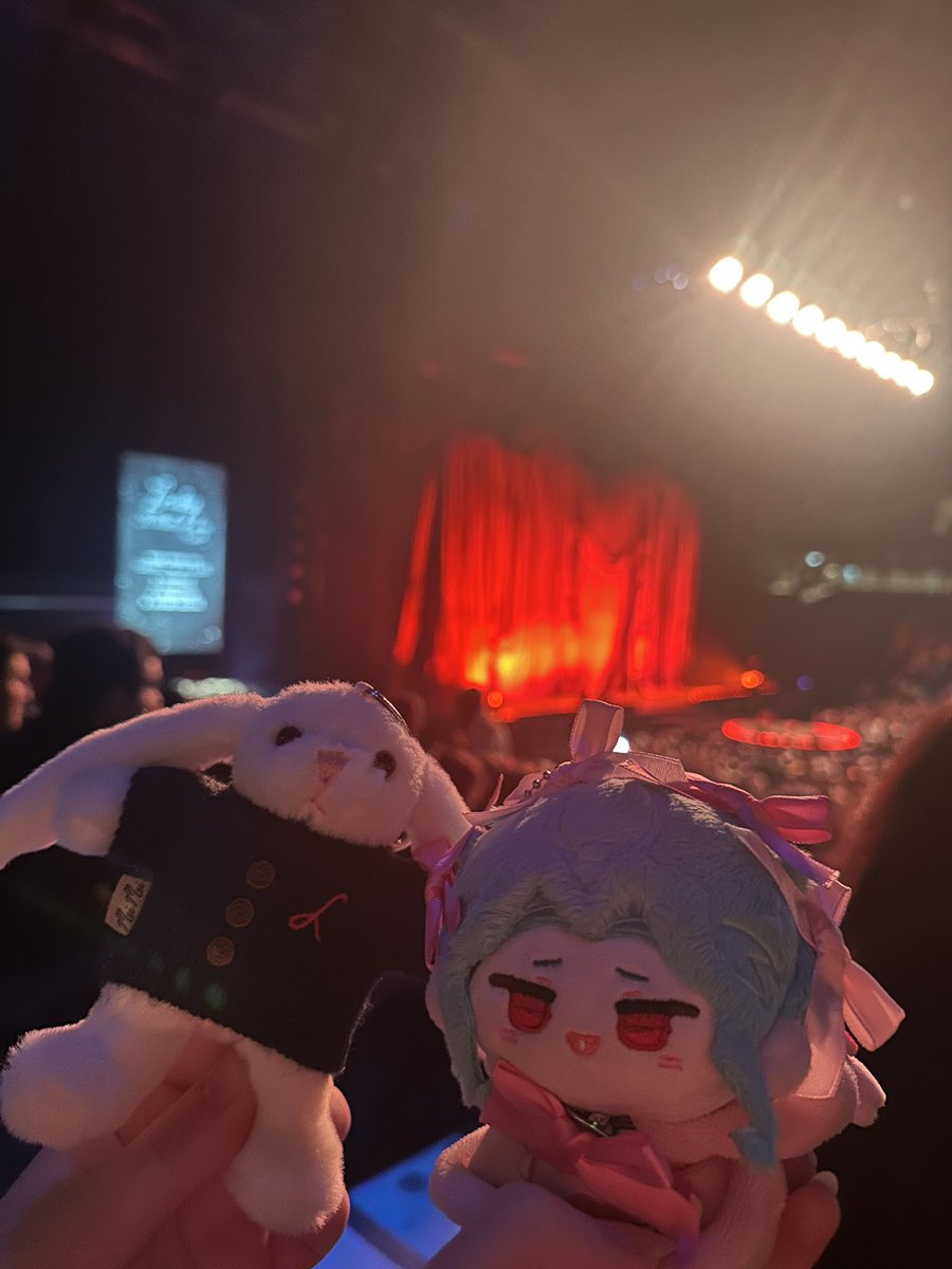 mossmothh's tweet photo. @D0TT0R3 his most recent trip was to see laufey 🥰 https://t.co/gP3zCpzi4w
