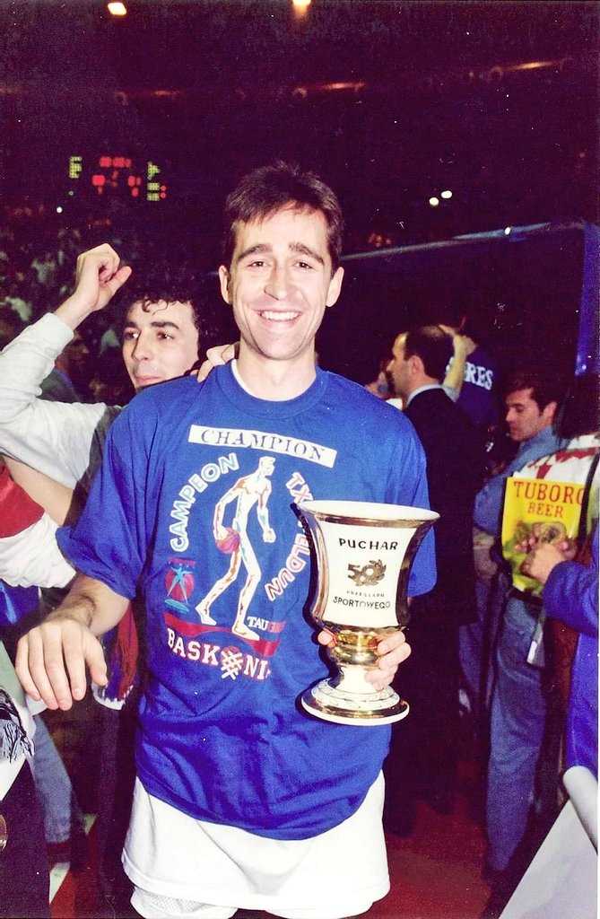 DeporteVintage's tweet photo. Buenos días, así posaba el Baskonista @LopezFerri con aquella Copa #TalDíaComoHoy hace 30 años 📸 Archivo Fornies https://t.co/Z7Q5bgbizq