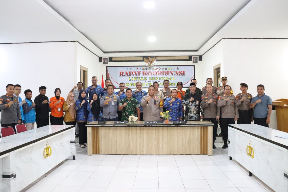 PJeneponto8586's tweet photo. Polres Jeneponto menggelar Rapat Koordinasi (Rakor) Lintas Sektoral dalam rangka persiapan Operasi (Ops) Ketupat 2026. Kegiatan yang berlangsung pada Kamis, 12 Maret 2026 tersebut dipimpin langsung oleh Kapolres Jeneponto, AKBP Haryo Basuki, S.I.K., M.H. https://t.co/G8N6f1qpt5