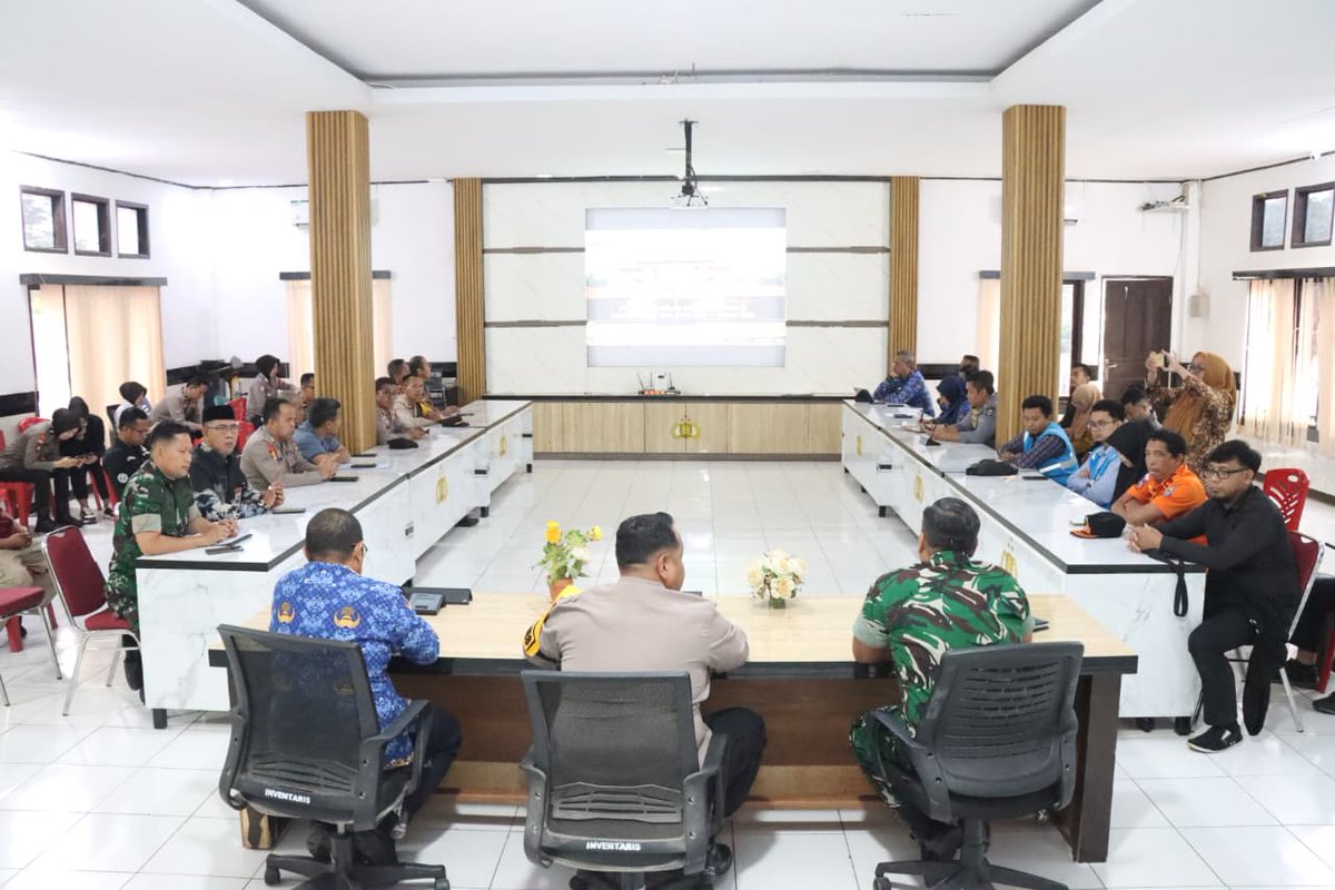 PJeneponto8586's tweet photo. Polres Jeneponto menggelar Rapat Koordinasi (Rakor) Lintas Sektoral dalam rangka persiapan Operasi (Ops) Ketupat 2026. Kegiatan yang berlangsung pada Kamis, 12 Maret 2026 tersebut dipimpin langsung oleh Kapolres Jeneponto, AKBP Haryo Basuki, S.I.K., M.H. https://t.co/G8N6f1qpt5