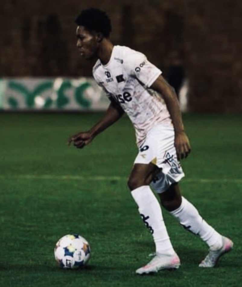 OssResten's tweet photo. Det er Kelvin Frimpong sin drømmedag! 18-åringen fra Ghana, som drømte om overgang til en europeisk klubb. Viking var først skeptiske til å ta i mot en prøvespiller, men Frimpong viste frem utrolig spennende ferdigheter. Viking kan ha sikret seg en uslipt diamant. https://t.co/WNajIVthrG