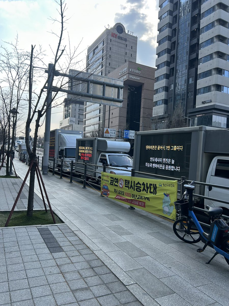 takkieluv's tweet photo. hybe right now!!! a lot of trucks are coming 
#COMEBACKHEESEUNG #ENHYPEN_IS_7 #BELIFTLABTREATENHYPENBETTER https://t.co/dqXfrTBL30