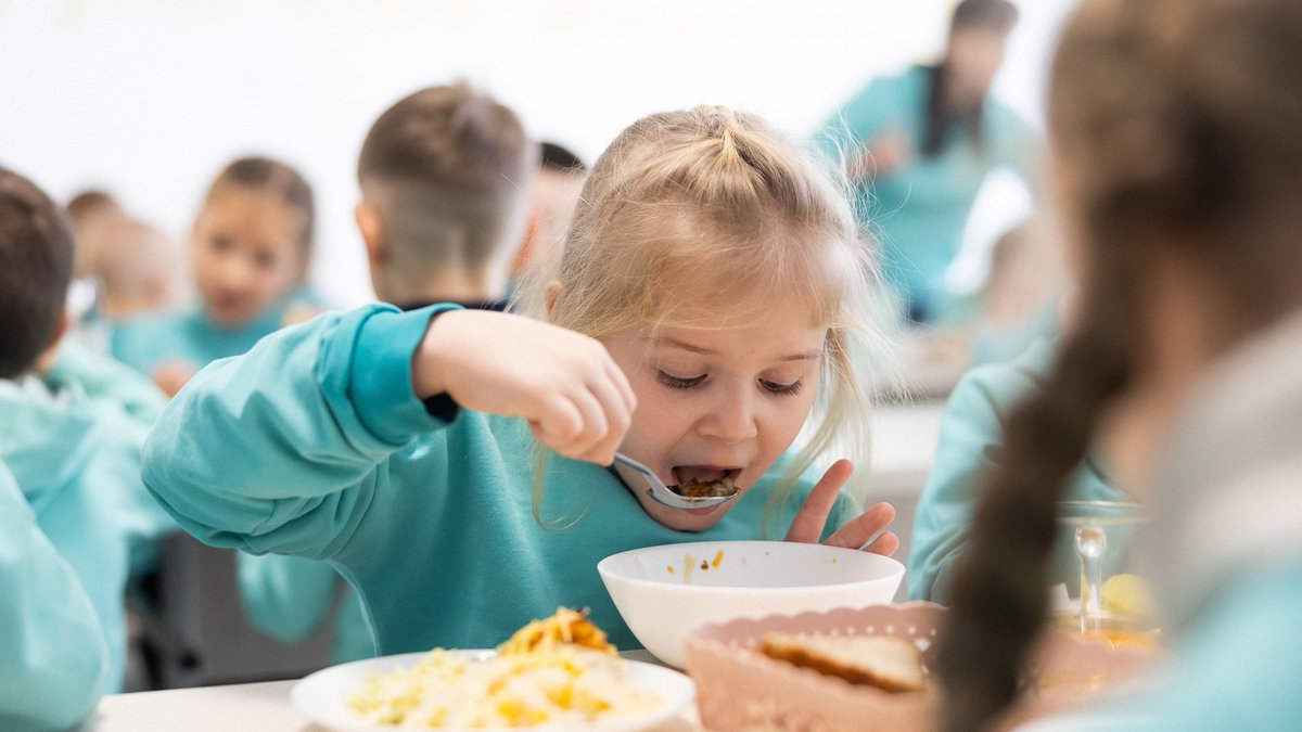 Сьогодні Міжнародний день шкільного харчування. Для України ця тема має особливе значення. П’ять років ми впроваджуємо реформу, і з них чотири припали на повномасштабне російське вторгнення. Проте вже зараз 2 млн українських школярів отримують безоплатні та корисні обіди, а з 1