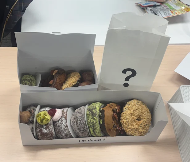 AvintonJapan's tweet photo. 少し早いホワイトデーをいただきました🍩

メンズメンバーから
「I'm donut ?」の差し入れです。

オフィスで美味しくいただきます！
ありがとうございます✨

#ホワイトデー #Avinton https://t.co/F2EISJSIcw