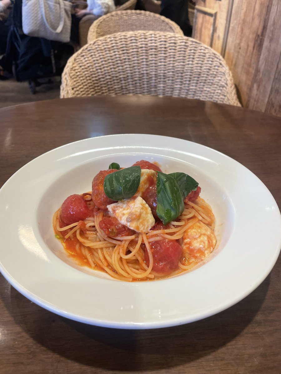 stntntn's tweet photo. 今日はおやすみ☕︎
HARBSのトマトパスタが大好き。
トマトがぷりぷりで美味しい🍅
毎日仕事と育児で慌ただしく過ぎてしまうけど、ゆっくり本が読めて、1人の時間を取れて幸せ🍰
大平一枝さんの、新米母は各駅停車でだんだん本物の母になっていくを読了📕
心が浄化されたし、前向きになれました🌱 https://t.co/NLUxaWheJF