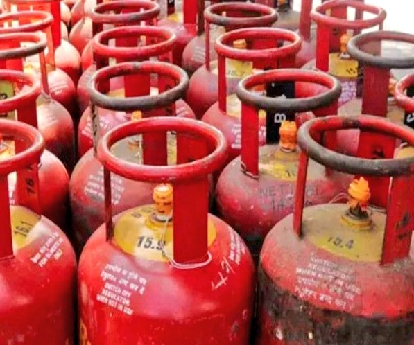 कोरोना से हम लोग लड़ लिए तो,

ये गैस और पेट्रोल क्या चीज़ है 😂

इससे भी हम लोग लड़ लेंगे🔥

अगर फिर भी माहौल ठीक नहीं होता है तो,
गाय भैंस के गोबर से उपले बनाकर चूल्हे पर खाना बना लेंगे,

रही बात पेट्रोल की हम लोग पैदल चलेंगे
विपरीत स्थितियों में हिम्मत से काम लीजिए ..see more