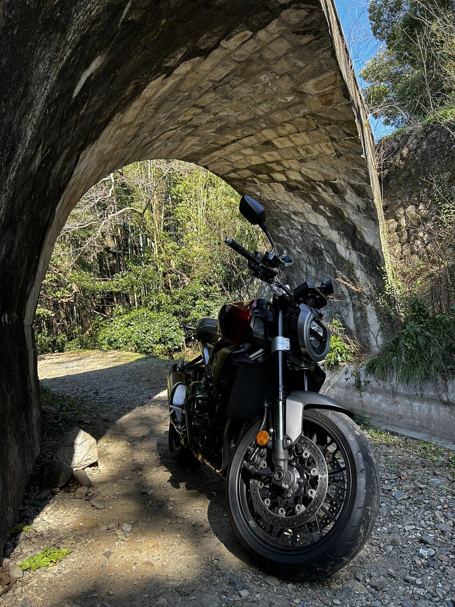 今日は午後からぷらっと走って来ました♪🏍️
昨日と違って風もなく、暖かくて気持ち良かったです😊👍
「ねじり橋（北勢線六把野井水拱橋）」
初めて行って来ました！！
なかなかのフォトスポットですね✨