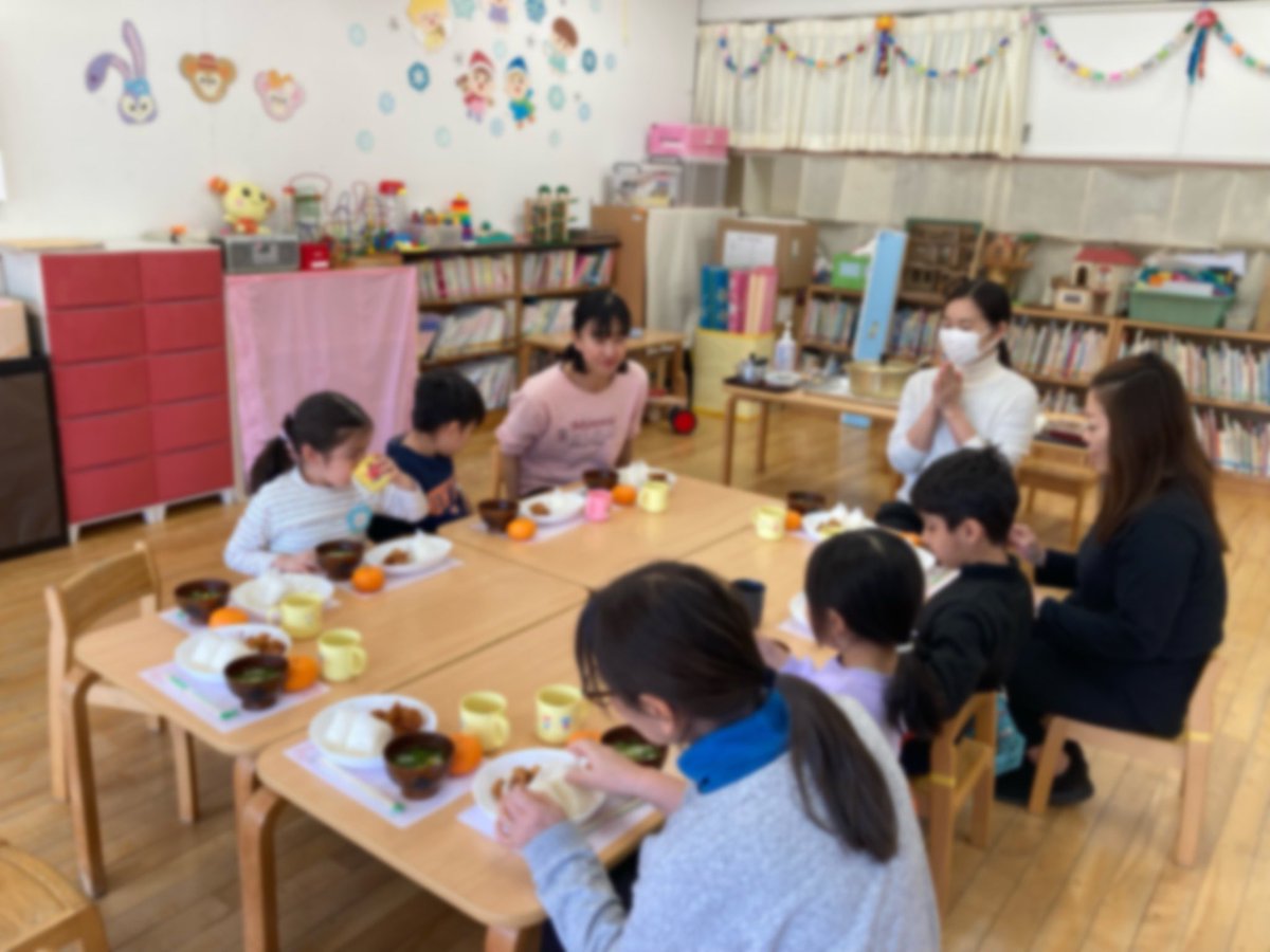 honmurakg's tweet photo. 3月12日 〈お別れパーティー🎉〉　
朝収穫した新鮮な野菜を自分達でカットしてスープにします。パーティーでは、ダンスや○✖️ゲームを楽しみ、プレゼントを贈り合いました。
みんな揃っての会食。塩おむすび、唐揚げ、そして野菜スープ。美味しかったですね。 https://t.co/kp6covNa7C