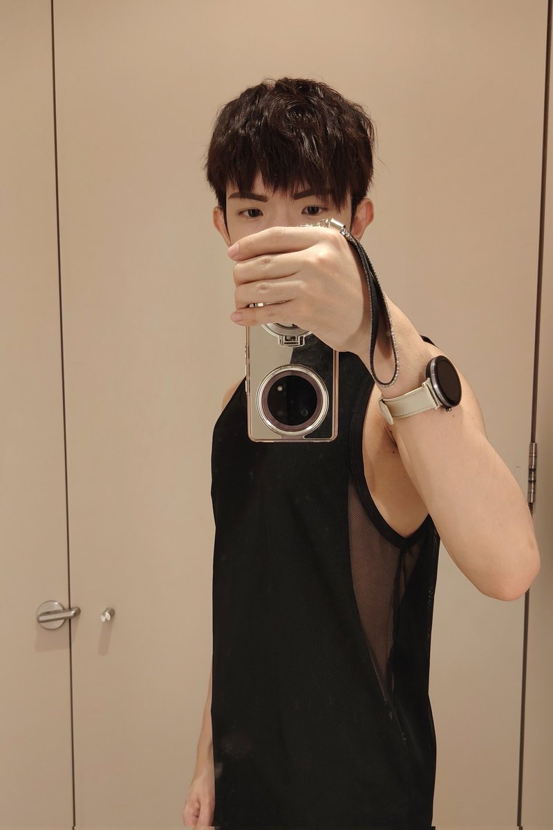 flynnflynnnn's tweet photo. Mirror selfie 'cause I feel kinda cute 😍 https://t.co/GOQRynlXxA