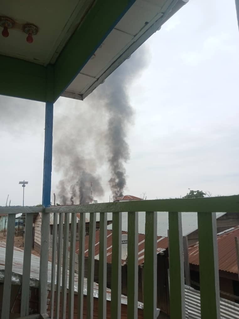 andykambale1's tweet photo. #Mambasa 
Des inconnus armés ont incendié une base d’exploitation minière appartenant aux sujets chinois à #Muchacha dans la chefferie de Bombo, ouest de Mambasa, Ituri. Les habitants sont enfermés dans leur habitation. https://t.co/F68vdcY00i