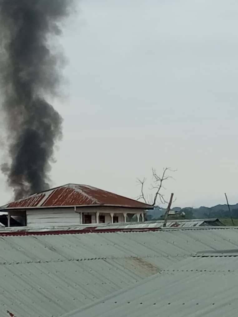 andykambale1's tweet photo. #Mambasa 
Des inconnus armés ont incendié une base d’exploitation minière appartenant aux sujets chinois à #Muchacha dans la chefferie de Bombo, ouest de Mambasa, Ituri. Les habitants sont enfermés dans leur habitation. https://t.co/F68vdcY00i