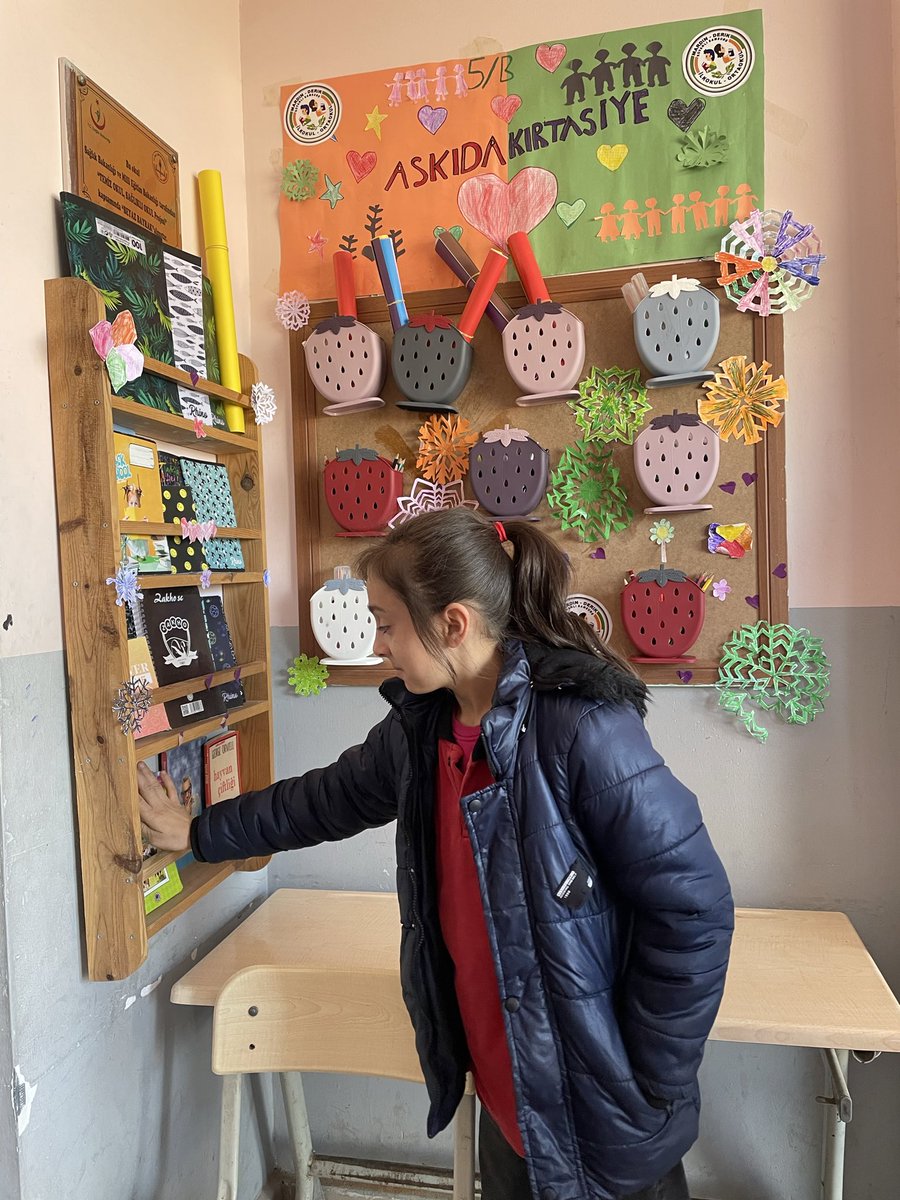 Kovanlisamsung's tweet photo. ✅Osmanlı İmparatorluğundaki Askıda ekmek uygulamasından esinlenerek,Askıda kırtasiye çalışmamız ile ihtiyaç sahibi öğrencilerimizin kırtasiye eksiklerini gidermeye çalıştık.
@tcmeb 
@Yusuf__Tekin
@mardinilmem
@ali_eyyupkoca 
@SuleymnAKIN 
@makdag47
@derikmem47 
@klcengiz https://t.co/GZPgFpRty2