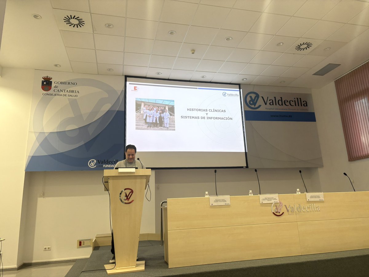 Sesión clínica del hospital marqués de Valdecilla presentando resultados de las comisiones clínicas