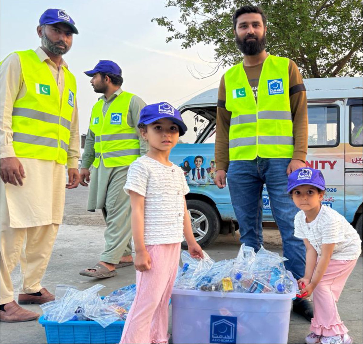 akfcp_official's tweet photo. 📍Sheikhupura:
Alkhidmat volunteers distributed Easy Iftar packs to travelers on highways so they could break their fast on time Support  this noble cause.

 Donate: 
https://t.co/FeSozBfIl8
0306-7861023 
.
.
#Alkhidmat #Ramadan2026 #ServeHumanity https://t.co/AjnZapOpjF