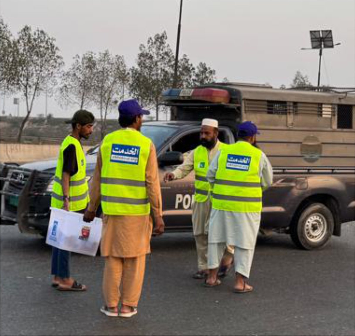 akfcp_official's tweet photo. 📍Sheikhupura:
Alkhidmat volunteers distributed Easy Iftar packs to travelers on highways so they could break their fast on time Support  this noble cause.

 Donate: 
https://t.co/FeSozBfIl8
0306-7861023 
.
.
#Alkhidmat #Ramadan2026 #ServeHumanity https://t.co/AjnZapOpjF