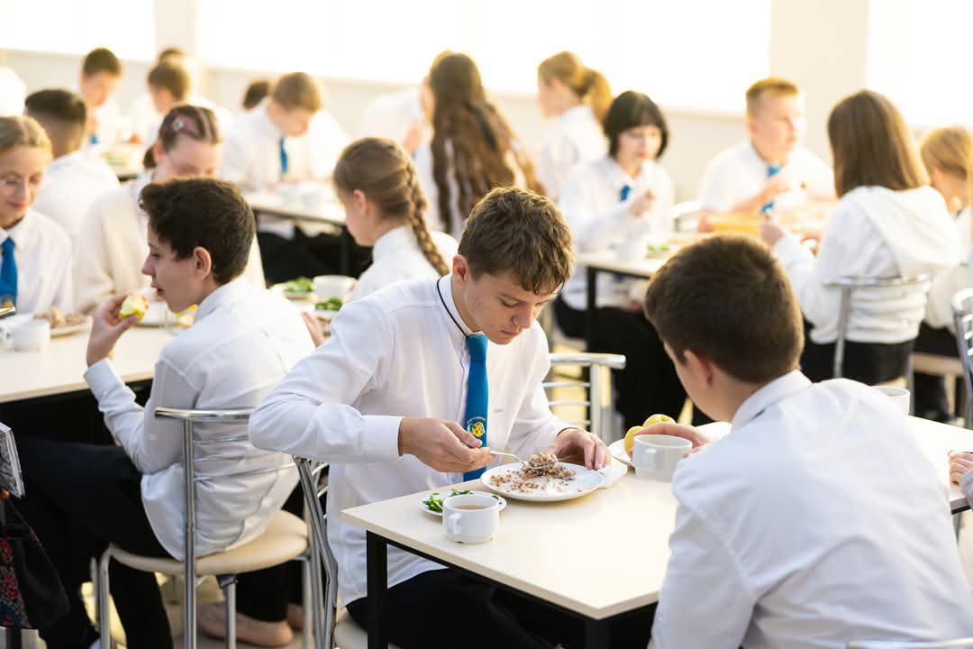 OrestStepanyak's tweet photo. 🌍 🍎 Today the world marks International School Meals Day. School meals are more than lunch - they are an investment in children’s health, equality and the future of a country. In Ukraine, 2M children receive free meals, 10,000 cooks trained, 1,650 school kitchens modernized. https://t.co/AcjlonmPs3