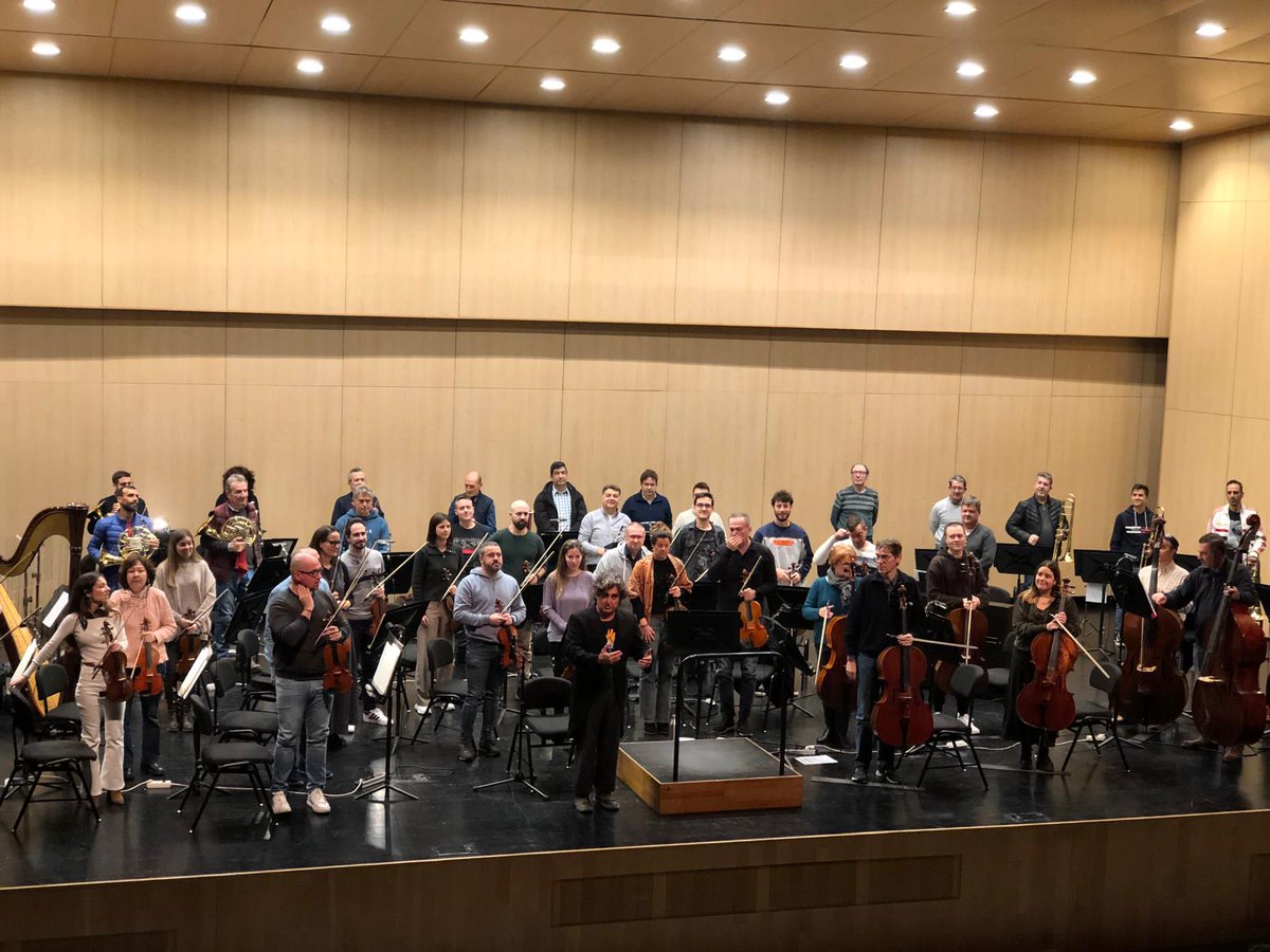 Ayer le llegó el turno a nuestro alumnado de tercero ciclo de primaria para disfrutar de los Conciertos Didácticos. Acercarles a la música y sobre todo a otro tipo de música que suele formar parte de lo habitual en su día a día, es un objetivo que no debemos olvidar.