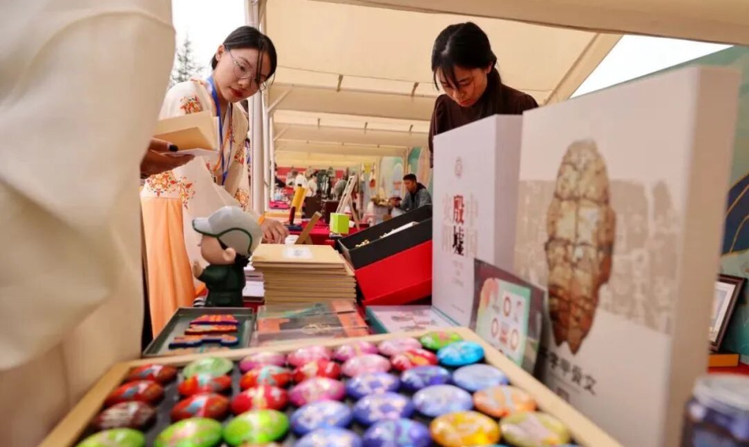 DiscoverAnyang's tweet photo. #CulturalIP #market shines with highlights.✨
Sales exceeded 8 million yuan during the holiday. 3,000+ creative products, like #drinkableink, became bestsellers. It promotes the transformation of #culturalresources and achieves a win-win of cultural value and market benefits. https://t.co/1B0W0IbW5T