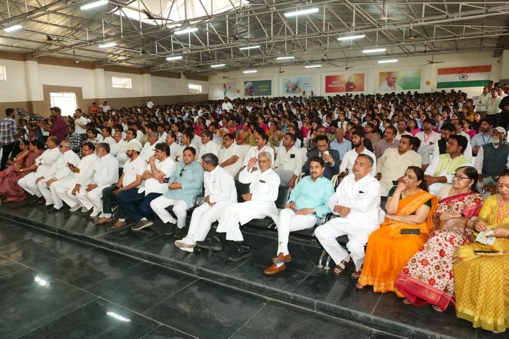 आज डॉ. के. एन. मोदी विश्वविद्यालय, मोदीनगर में ‘स्किल डेवलपमेंट एवं उद्यमिता केंद्र’ के उद्घाटन समारोह में सम्मिलित होने का अवसर प्राप्त हुआ। इस अवसर पर मेधावी विद्यार्थियों को पुरस्कृत करने तथा उनके साथ संवाद करने का भी सौभाग्य मिला।

यह केंद्र कौशल विकास के माध्यम से युवाओं को