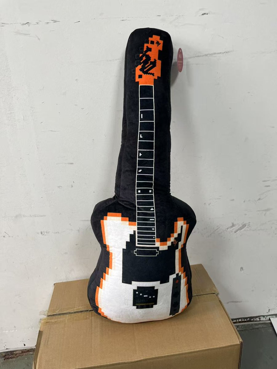 BonnieUnique1's tweet photo. Plush guitar🎸🎸

#plush #plushies #ToyStory https://t.co/5v8K5tggGo