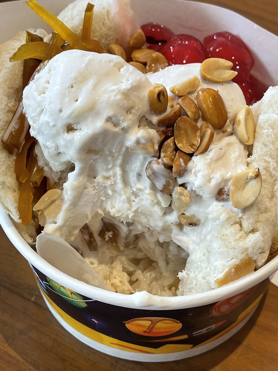 Classic refined Kati gelato ปั่นมือในถังไม้สมัยคุณทวด ท็อปด้วยข้าวเหนียวมูนปลูกบนยอดเขาเชียงราย ลูกชิด+ฟักทองจากสวนต้องห้ามของลุงสไหว มันเชื่อม+ทับทิมกรอบเหมือนพลอยจากจันทบุรี รอให้กะทิเจลาโต้ละลายซึมเข้าเนื้อขนมปังอบตั้งแต่เมื่อไหร่ไม่รู้ อร่อยเหาะในราคา 45 บาท สมฐานะ😌