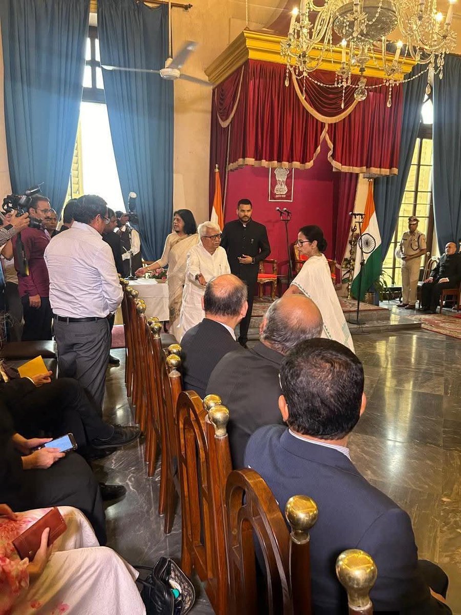 MitraSpeaks's tweet photo. Bengal's politics with a heart! @MamataOfficial Didi ensures veteran leader Biman Basu is honored at the Governor's swearing-in . https://t.co/v4ejfMMEdp
