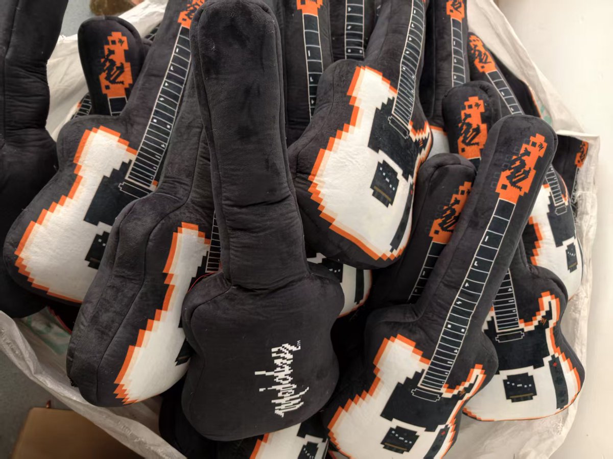 BonnieUnique1's tweet photo. Plush guitar🎸🎸

#plush #plushies #ToyStory https://t.co/5v8K5tggGo