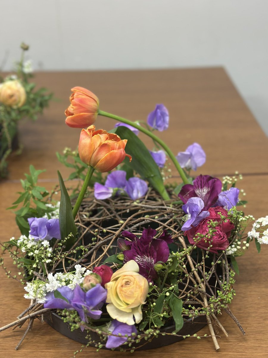 Dhiver_fleur's tweet photo. 枝を編み込んで、花留めのようなオブジェを作りました。毎日文化センター「パリのお花屋さん講座」での今日の作品です。三種類の枝物小手毬，雪柳、姫水木で春を堪能していただきました。
#毎日文化センター　#パリスタイルフラワーアレンジメント教室 https://t.co/FE5orZ63Ut