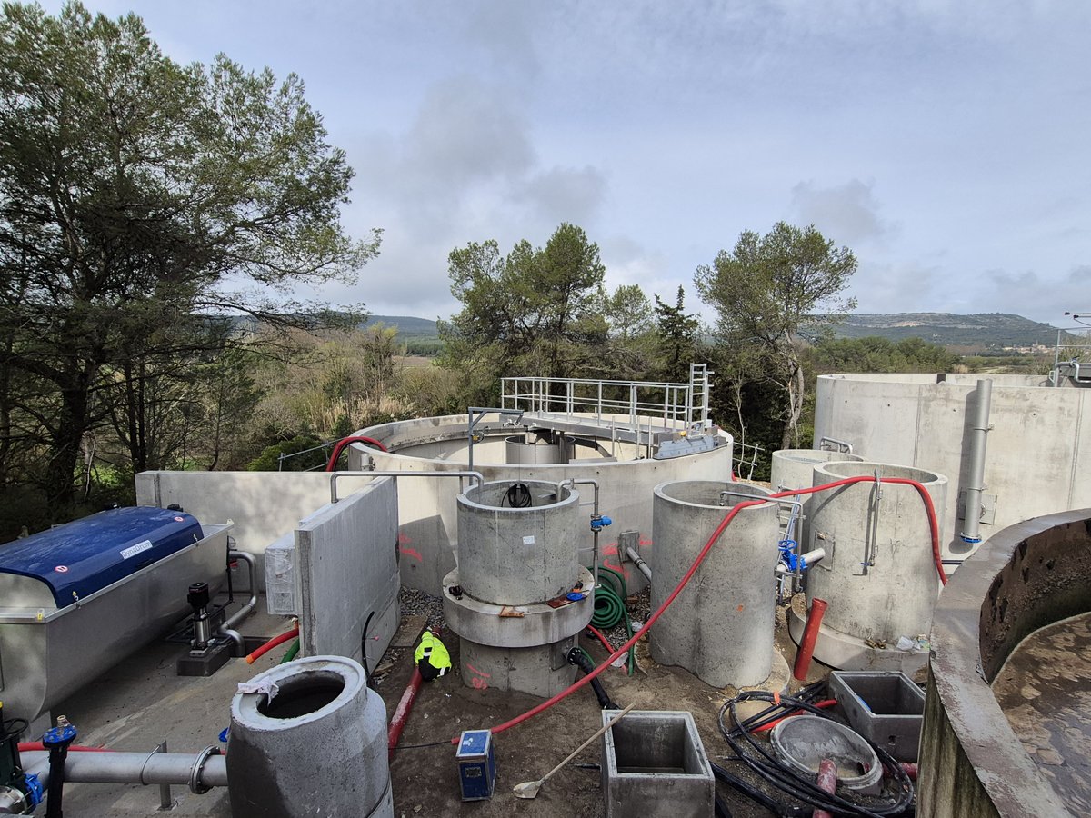 RegiedeseauxM3M's tweet photo. 💧La reconstruction de la #STEU de #Montaud avance ! Livraison et mise en place des armoires électriques et des surpresseurs, pose des réseaux inter-ouvrages, poursuite des remblais, livraison du poste de refoulement et sa chambre de vannes. https://t.co/rHQx9kxFlK