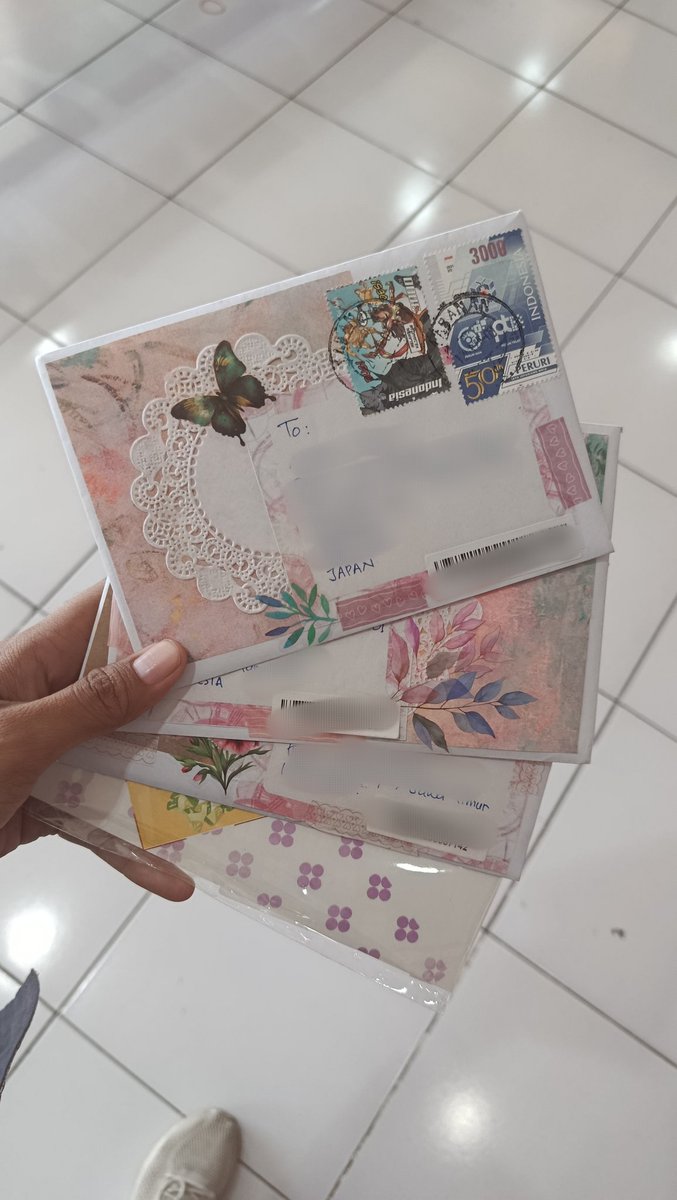 multifandomlady's tweet photo. Outgoing letters and postcard today 📮📨🌸 https://t.co/7aVAT29TWQ