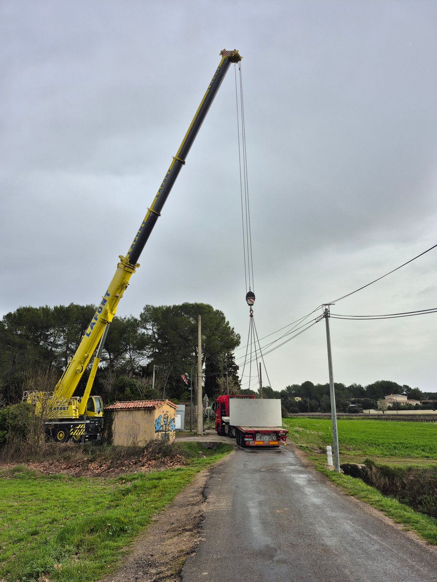 RegiedeseauxM3M's tweet photo. 💧La reconstruction de la #STEU de #Montaud avance ! Livraison et mise en place des armoires électriques et des surpresseurs, pose des réseaux inter-ouvrages, poursuite des remblais, livraison du poste de refoulement et sa chambre de vannes. https://t.co/rHQx9kxFlK