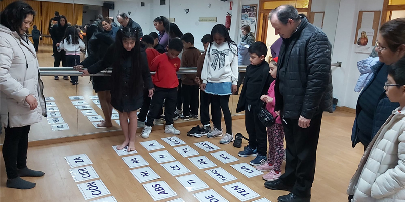 archimadrid's tweet photo. 📰La parroquia #NuestraSeñoraDeLosÁlamos, en Vallecas, celebra un #CONVIVIUM parroquial para «tomar conciencia de que somos una familia»
➡️Cada área de la parroquia estará presente con un pequeño espacio en el que hará una exposición breve de lo que hace
https://t.co/zHJ35MaNo7 https://t.co/tFWJ9W1sXr