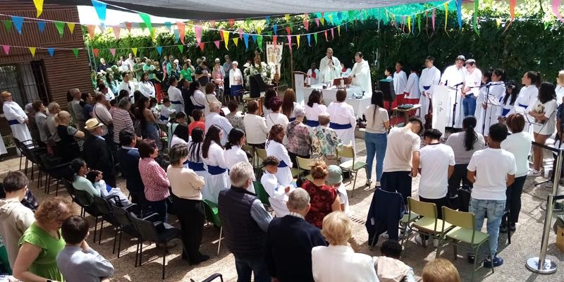 archimadrid's tweet photo. 📰La parroquia #NuestraSeñoraDeLosÁlamos, en Vallecas, celebra un #CONVIVIUM parroquial para «tomar conciencia de que somos una familia»
➡️Cada área de la parroquia estará presente con un pequeño espacio en el que hará una exposición breve de lo que hace
https://t.co/zHJ35MaNo7 https://t.co/tFWJ9W1sXr