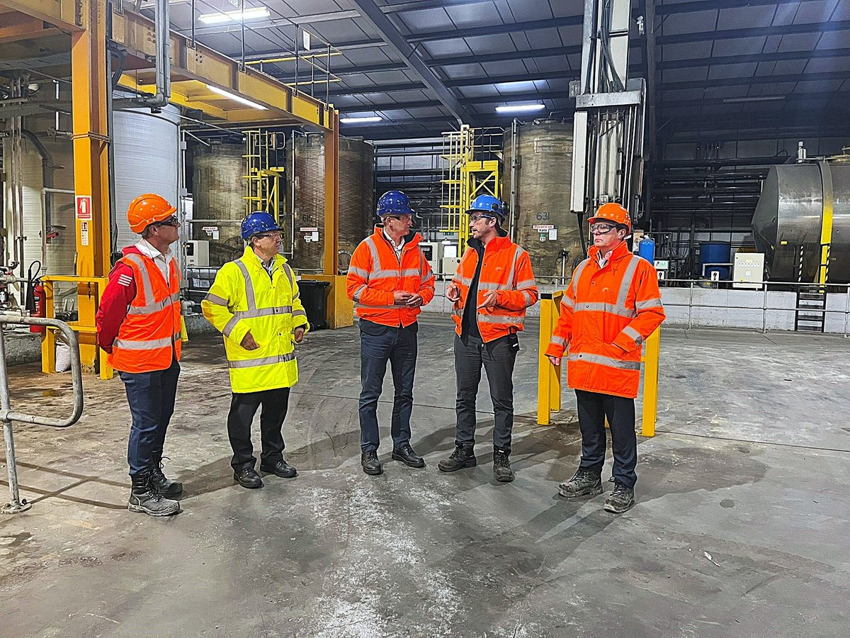dsnorthnorth's tweet photo. If you use heating oil, please fill in this survey ASAP.

The Labour Rural Research Group x Government are working  to support you and need to know:

* How much you are paying;
* Who you are buying from;
* And what alternatives there are (if any).

https://t.co/EOBOKA0YxF https://t.co/ogclZJI3pa