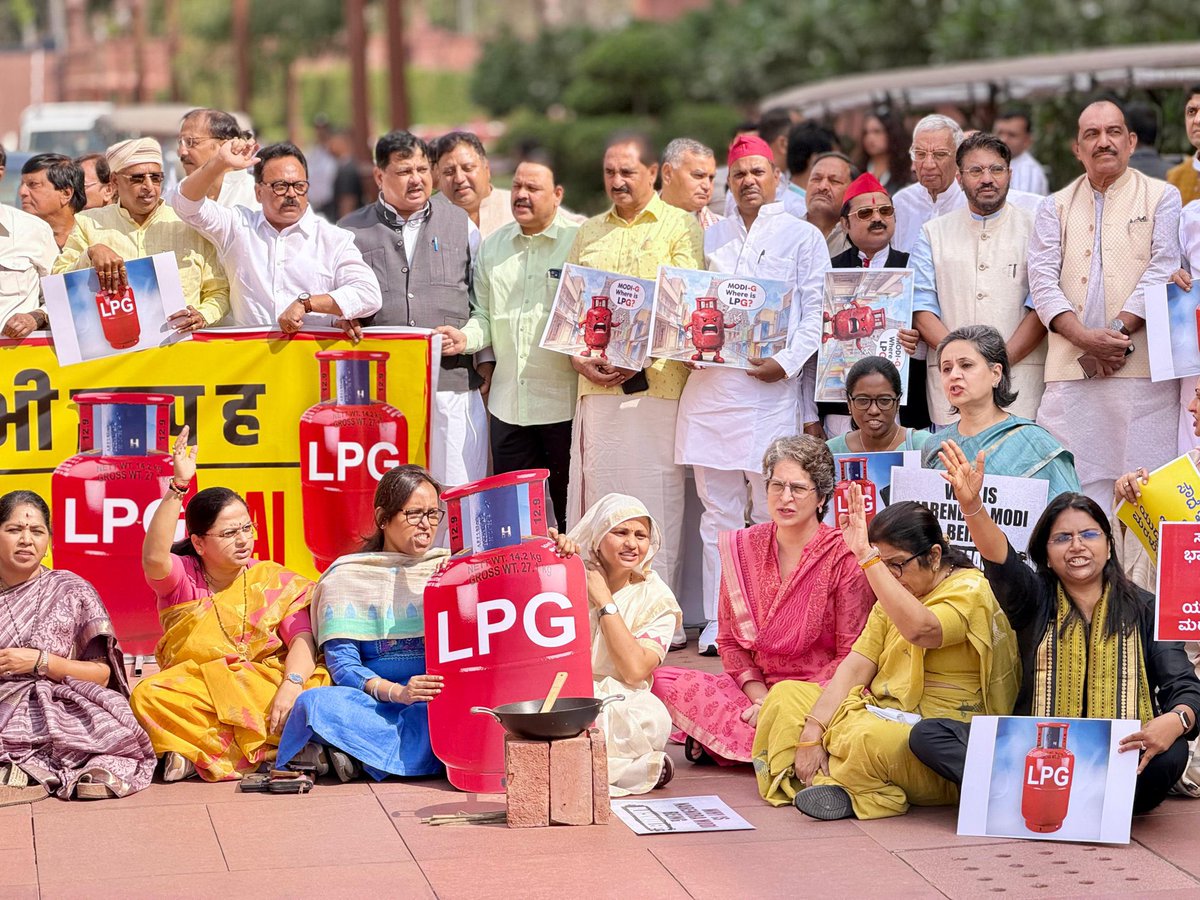 दिल्ली में जनता ने किया धरना