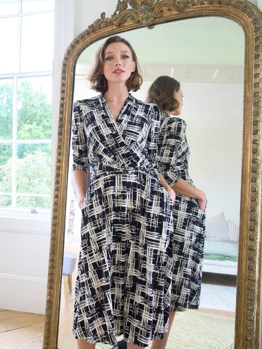 Chic, effortless, and endlessly flattering ✨ The striking black-and-cream abstract print adds a modern touch, making it perfect for both workdays and weekend plans. 
Shop now: buff.ly/ZkXOyRQ