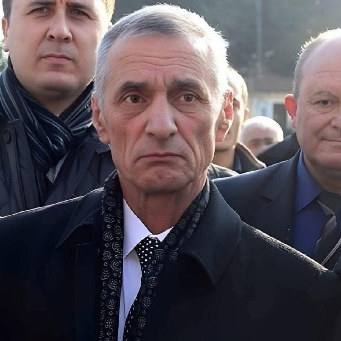 🗣️Engin Alan: 

"DEM'de Tülay Hatimoğulları denen bir saatli bomba var.

'Bizler Seyit Rıza’nın torunlarıyız' demiş.

Biz de Mete Han’ın, Sultan Alparslan’ın, Fatih’in, Büyük Atatürk’ün torunlarıyız.

Had bildiren kimse olmayınca PKKlılar açıldıkça açıldı."