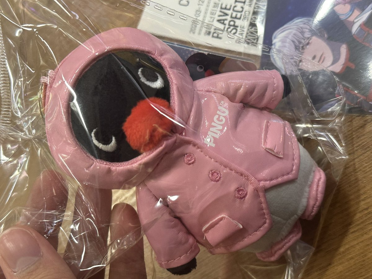 미리 특전 받으러 왔다가 홀린듯이 우비 핑구키링 사버림…
카주 부는 봉구가 생각나서…ㅋㅋㅋㅋㅋㅋㅋㅋ
우비하면 노란색인데 밤비는 핑쿠니까…💓

특전 너무 옙분데 포토플레이 원래 이렇게 퀄 구렷나 ㅠ..