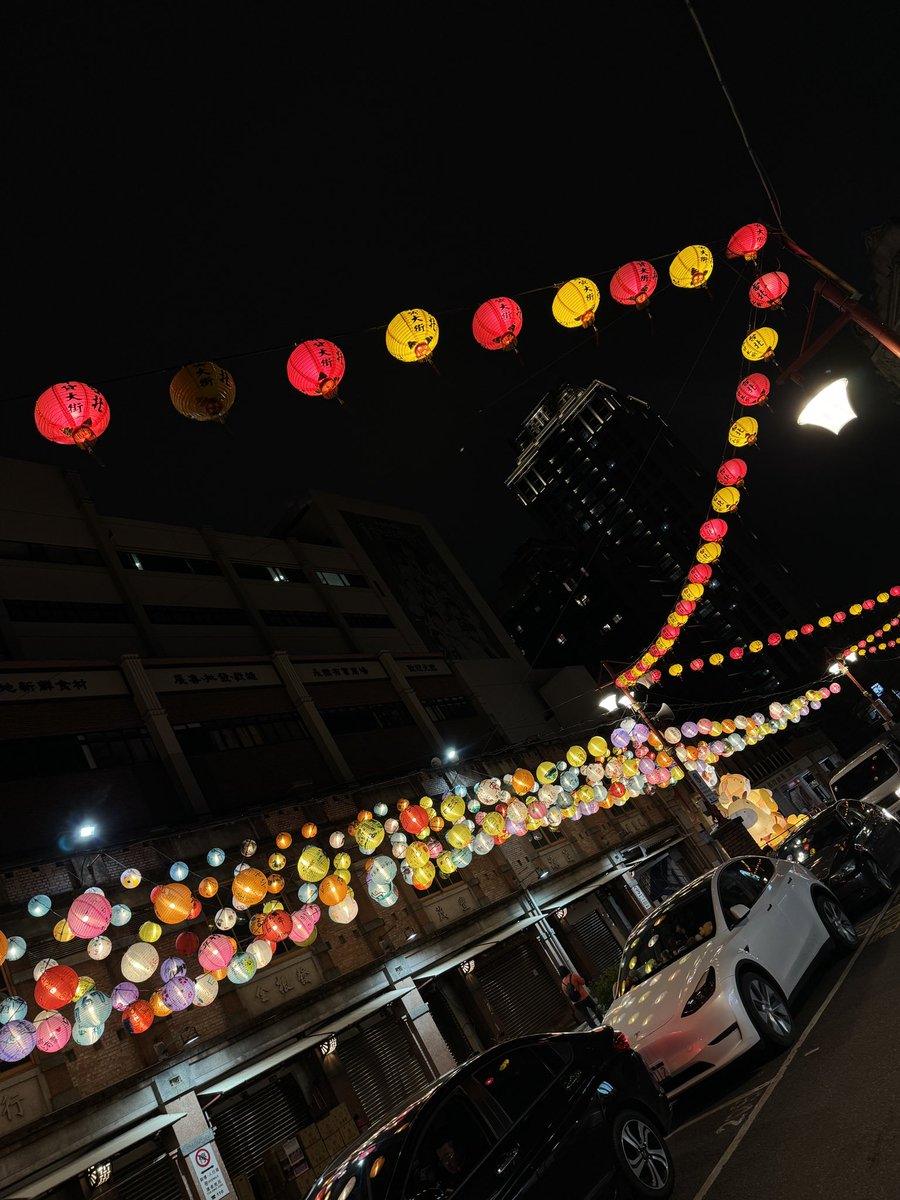 harikenjp's tweet image. Memory of 台北🙂‍↕️

ホテルの近く。
揺れる提灯がかわいかった🏮

猫と出会う2分前。
BGMは、Rude Boy Dreams。

今日も無事起きれたので、
僕らしく生きてまいります🌱

—

#OnlyLiveOnce
#玩具人生