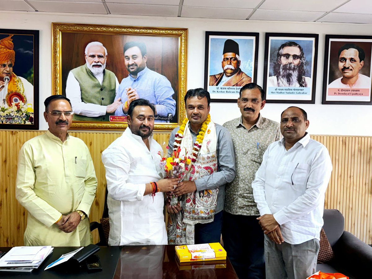 MpDrBholaSingh's tweet image. आज दिल्ली आवास पर आगौता मंडल के नव नियुक्त मंडल अध्यक्ष श्री केशव चौधरी जी से भेंट कर उनका स्वागत किया और शुभकामनाएँ दीं।

मुझे पूर्ण विश्वास है कि आपके नेतृत्व में संगठन और अधिक सशक्त होगा तथा जनसेवा के कार्यों को नई गति मिलेगी।
#BJP #Organisation