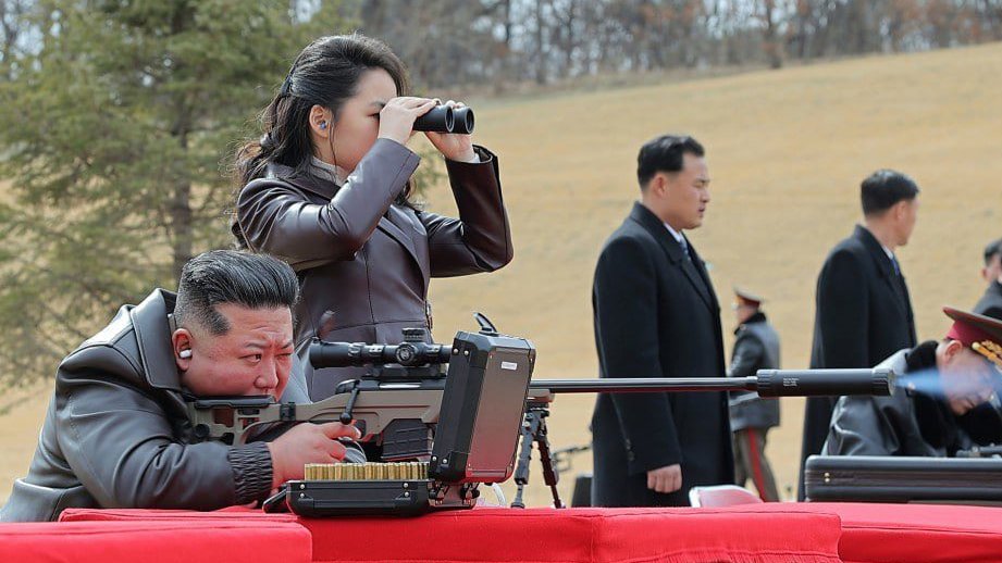 Kim Jong-Un ve 13 yaşındaki kızı, Kuzey Kore'nin yeni silahlarını test etti.