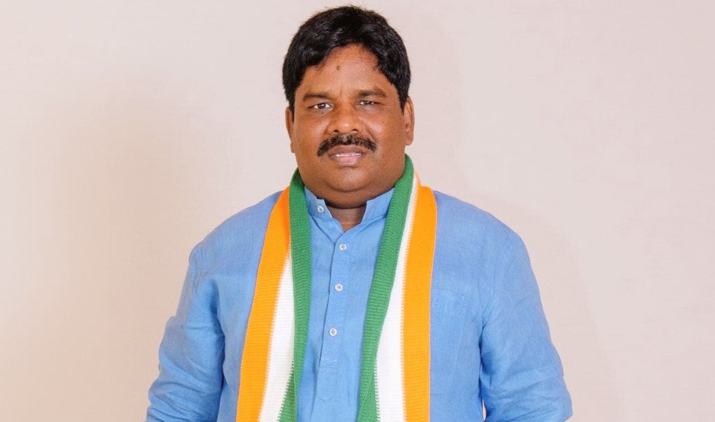 RajhansSpeaks's tweet photo. भाजपा सरकारच्या नाकार्तेपणामुळे एलपीजी गॅसचा तुटवडा,मुंबईतील जनतेचे प्रचंड हाल, हॉटेल्स, खानावळी बंद करण्याची वेळ - सुरेशचंद्र राजहंस.

मुंबई काँग्रेसचे एलपीजी गॅस दरवाढ व गॅस तुटवड्याविरोधात १३ आणि १४ मार्च रोजी मुंबईभर आंदोलन.

मुंबई, दि. १२ मार्च ..

अमेरिका इराण युद्धामुळे गॅस सिलेंडरचा मोठा तुटवडा मुंबईसह राज्यात जाणवू लागला आहे. व्यावसायिक गॅस पुरवठा बंद केल्याने मुंबई महानगरातील हॉटेल्स, खानावळी, खाद्य पदार्थ बनवणारे छोटे व्यावसायीक यांना त्याचा फटका बसत आहे. आताच मुंबईतील २५ टक्के हॉटेल्स गॅस अभावी बंद करावी लागली आहेत, पुढील दोन तीन दिवसात ही परिस्थिती आणखी गंभीर बनू शकते. भाजपा सरकारच्या नाकर्तेपणामुळे हे संकट ओढवले असून सरकारने सर्वांना गॅस सिलेंडर उपलब्ध होईल, याची व्यवस्था करावी अशी मागणी मुंबई काँग्रेस प्रवक्ते आणि माध्यम समन्वयक सुरेशचंद्र राजहंस यांनी केली आहे.

यासंदर्भात बोलताना काँग्रेस प्रवक्ते सुरेशचंद्र राजहंस म्हणाले की, आखाती युद्धाच्या झळा आपल्याला बसू लागल्या असून केंद्र सरकारकडे या परिस्थितीला तोंड देण्यास कोणतेही धोरण नाही. सरकार तुटवडा नाही असे सांगत असले तरी त्यात तथ्य नाही. पेट्रोलियम आणि नैसर्गिक वायू क्षेत्रात केंद्र सरकारने ESMA लागू केला आहे, सर्व काही ठिक आहे तर ESMA लागू करण्याची काय गरज आहे. मुंबई महानगरात लाखो लोकांना बाहेर खावे लागते. वडापाव, समोसा, इडली वडा खाऊन अनेक लोकांना उपजिविका करावी लागते. कष्टकरी, नोकरदार मुंबईकरांना या गॅस टंचाईचे चटके बसू लागले आहेत. राज्य सरकारने केंद्र सरकारशी चर्चा करून मुंबईसह राज्यात गॅस उपलब्ध होईल यासाठी उपाययोजना कराव्यात.      

पंतप्रधान नरेंद्र मोदी यांनी नोटबंदी करून देशातील लाखो लोकांना एटीएम व बँकांच्या रांगेत उभे केले होते. आज गॅससाठी पुन्हा देशाला रांगेत उभे केले आहे. तथाकथित विश्वगुरुचा फुगा फुटल्याचे हे लक्षण असून टाळ्या, थाळ्या वाजवून गॅस सिलेंडर मिळणार नाही. सरकारने या परिस्थितीला तोंड देण्यासाठी सर्व पातळ्यांवर तयारी करावी व गॅस उपलब्ध करून द्यावा आणि गॅसच्या वाढवलेल्या किंमती कमी कराव्यात, गॅसचे रेशनिंग करु नये या मागण्यासाठी मुंबई काँग्रेसच्या अध्यक्षा खासदार वर्षाताई गायकवाड यांच्या आदेशाने मुंबई काँग्रेसचे नेते, पदाधिकारी, सेल, विभागाचे पदाधिकारी व कार्यकर्ते मुंबईतील सर्व जिल्ह्यात, विधानसभा मतदारसंघात १३ व १४ मार्च रोजी आंदोलन करणार असल्याची माहिती सुरेशचंद्र राजहंस यांनी दिली.
@VarshaEGaikwad @chennithala @kharge 
@AslamShaikh_MLA @mlaAminPatel @ubvmlc 
@DrJyotiEGaikwad @sachin_inc @atullondhe 
@ANI @PTI_News @abpmajhatv @TV9Marathi @indiatvnews @lokmat @LoksattaLive @TOIMumbai @TOIIndiaNews @satejp @IndianExpress @INCHarshsapkal @VijayWadettiwar @epunyanagari @atullondhe @DainikBhaskar @pudharionline @LokshahiMarathi @NDTVMarathi @ABPNews @ZeeNews @BBCHindi @CNNnews18 @ians_india @JaiMaharashtraN @mumbaitak @ZeeNews @TheNavbharatliv @NavbharatTimes @HamaraMaha59828