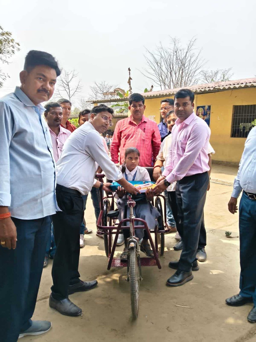 गोपालगंज के जिलाधिकारी श्री पवन कुमार सिन्हा ने सोनी कुमारी को ट्राई साइकिल उपलब्ध करा दिया। 

सोनी की शिक्षा में अब कोई बाधा नहीं आएगी।