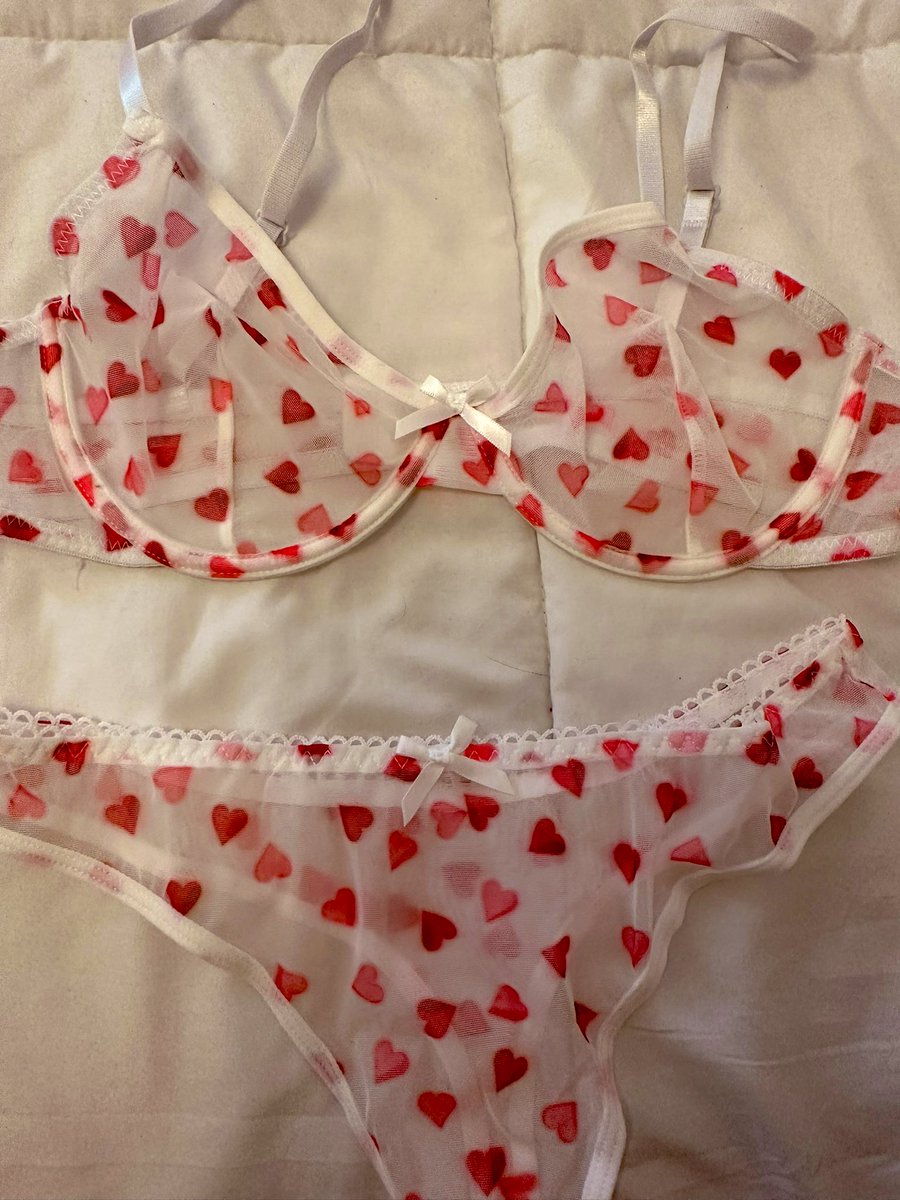 heartshapedoll's tweet photo. today is giving love hearts β€οΈ #notagoth https://t.co/Iv9i3oFzAb