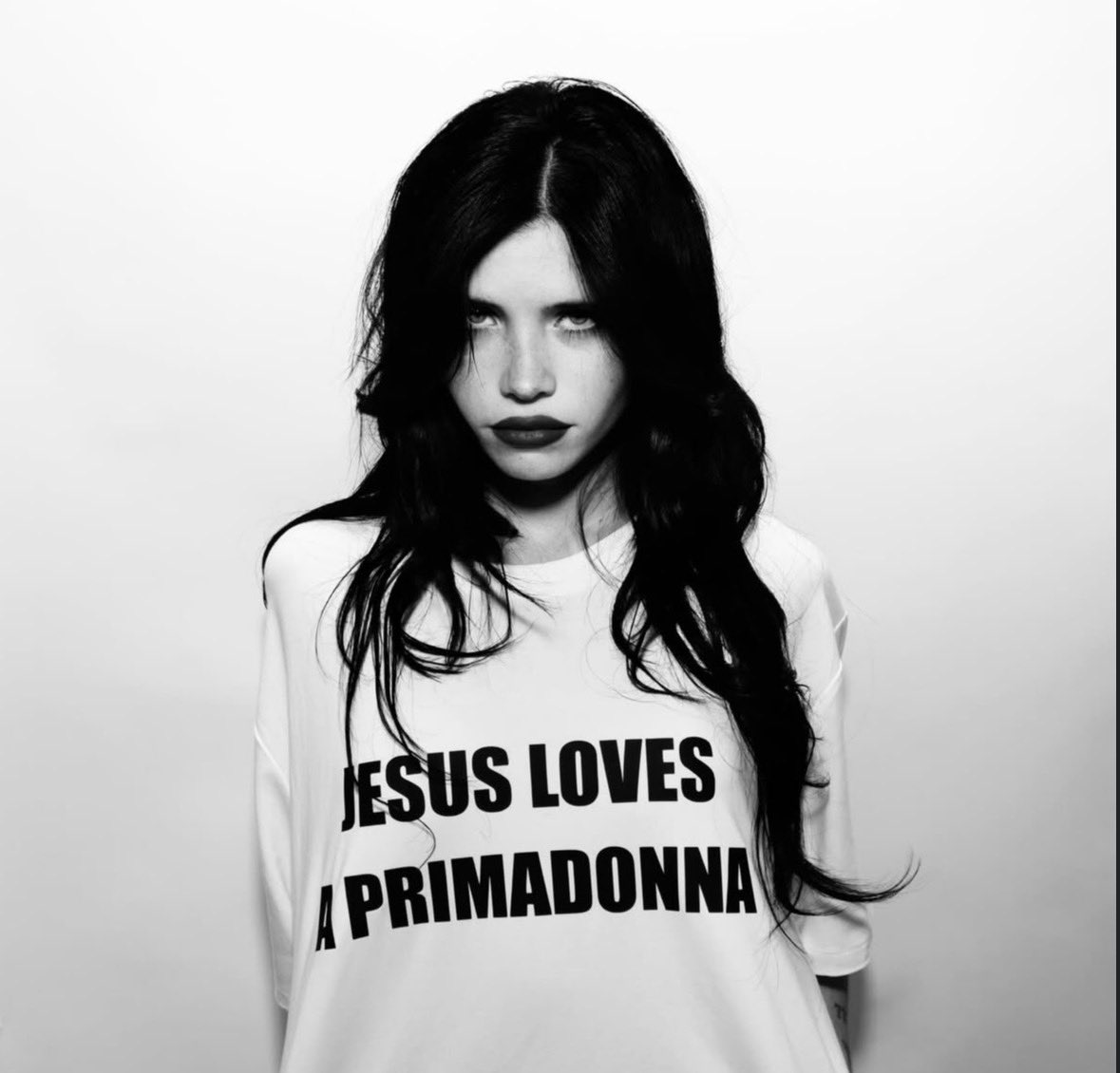 This picture is unbelievable she’s stunning