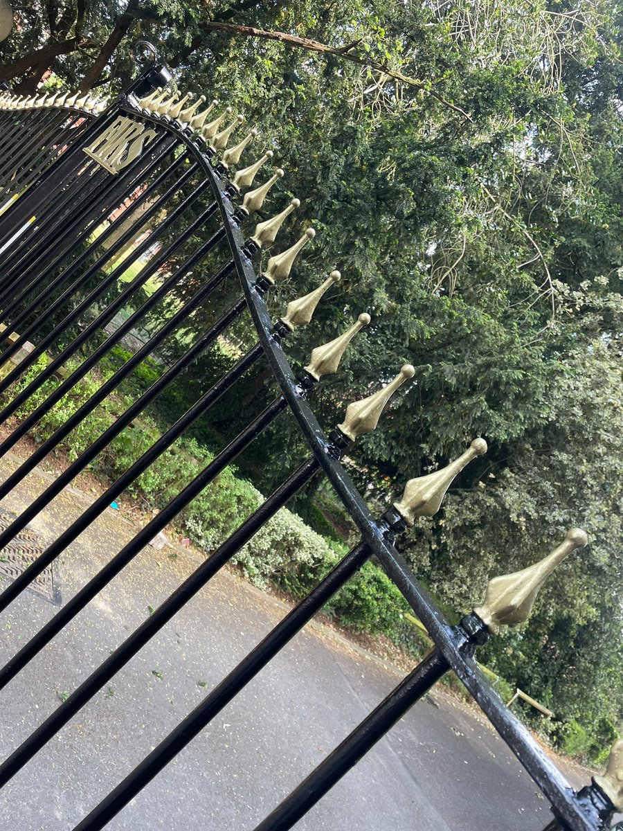 Airwaves Building &amp; Maintenance team starting the Section 20 external redecorations at a listed property beginning with the entrance gates and railings.

#AirwavesBM #PropertyMaintenance #ListedBuilding #ExternalRedecoration