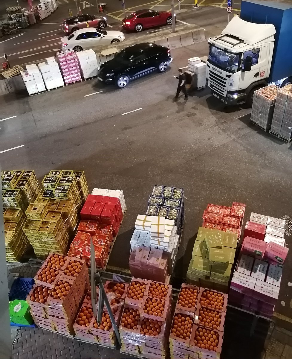 【TARUHI さんぽ】香港／油麻地(ヤウマーティ)果物卸売り市場。市場は夜活気に満ちる‼️映画トワウォのロケ地のひとつ。高いくまモン遭遇率ｗ。バスも通る車道に当たり前のように果物が積み上げられる。中国の苺を探したけど見当たらなかった😭#香港