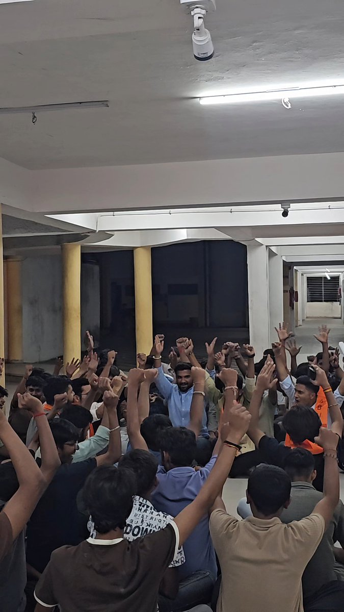 ABVPGujarat's tweet photo. #ABVPArvalli દ્વારા ગવર્મેન્ટ એન્જિનિયરિંગ કોલેજ ના હોસ્ટેલના વિવિધ વિષયને લઈને આવેદનપત્ર આપવામાં આવ્યું.
 
#ABVPGujarat https://t.co/vokLRyrirW