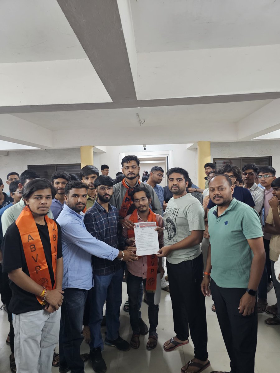 ABVPGujarat's tweet photo. #ABVPArvalli દ્વારા ગવર્મેન્ટ એન્જિનિયરિંગ કોલેજ ના હોસ્ટેલના વિવિધ વિષયને લઈને આવેદનપત્ર આપવામાં આવ્યું.
 
#ABVPGujarat https://t.co/vokLRyrirW